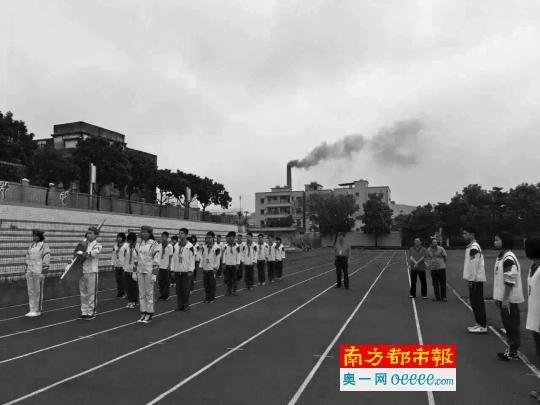 鍋爐黑煙突襲中學 東莞橡塑公司稱或為霧霾