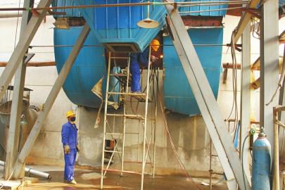 小鴨熱源廠正在進(jìn)行帶式除塵器拆除作業(yè)。潘慶照