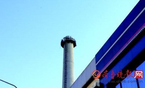 2013年12月15日晨，大煙囪排煙加重了濟(jì)南的空氣污染。