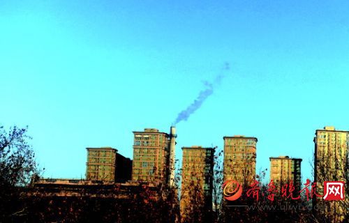 2014年12月1日，藍(lán)天下大煙囪清晰可見(jiàn)。