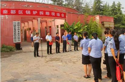 咸陽秦都出動(dòng)大型機(jī)械3臺(tái) 現(xiàn)場拆除30臺(tái)燃煤鍋爐