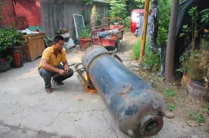 咸陽秦都出動(dòng)大型機(jī)械3臺(tái) 現(xiàn)場拆除30臺(tái)燃煤鍋爐